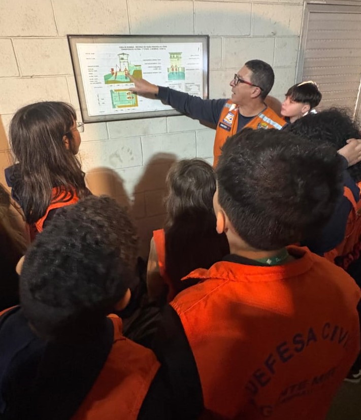 Projeto Agente Mirim leva alunos para aprender sobre segurança e ajuda comunitária com o Exército, a Polícia Militar e Radioamadores
