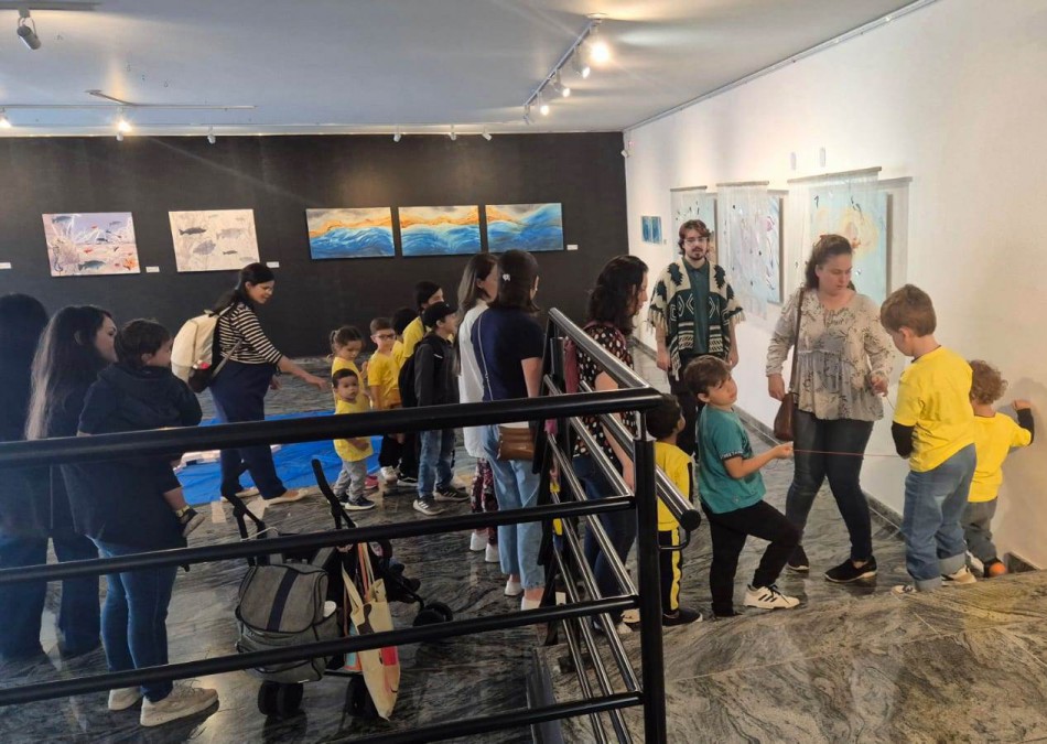 Museu de Arte de Blumenau recebe grupo de mães e crianças em visita mediada