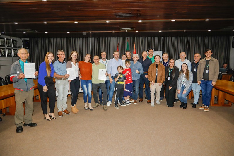 Famílias do Loteamento Arnold Zickuhr recebem regularização dos imóveis após 23 anos