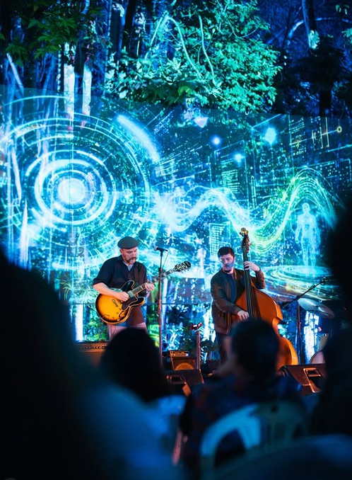 Festival de som e luzes reúne cerca de 1 mil pessoas na Praça das Rosas