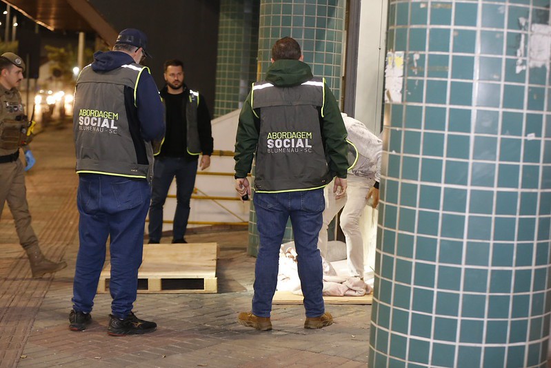Ação integrada de abordagem social percorre quatro bairros de Blumenau durante a madrugada