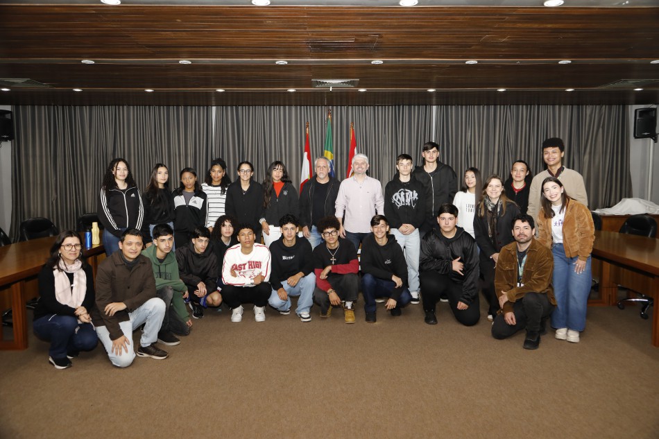 Jovens aprendizes da Pró-Família visitam a Prefeitura e conhecem a rotina do poder público