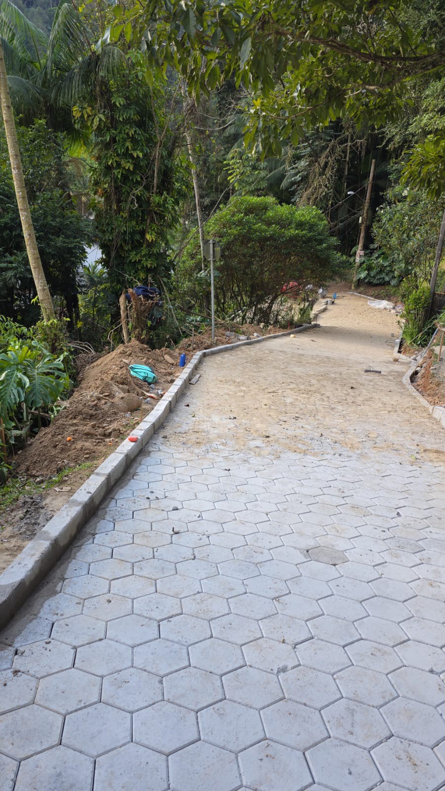 Obras de pavimentação e drenagem avançam em cinco vias de Blumenau