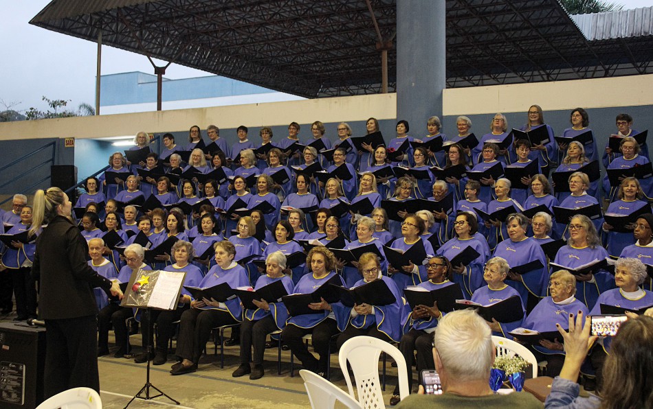 Evento do Coral dos Idosos da Pró-Família reúne mais de 300 pessoas em noite de homenagens