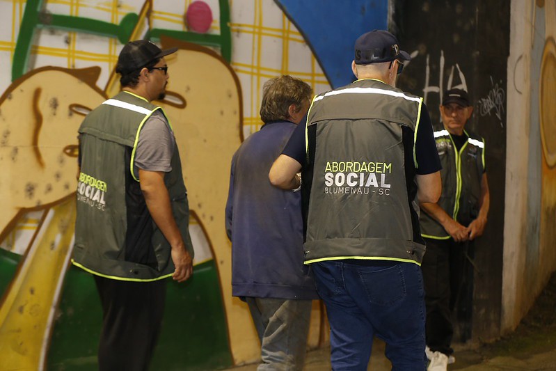 Ação integrada de abordagem social acolhe nove pessoas em situação de rua em Blumenau