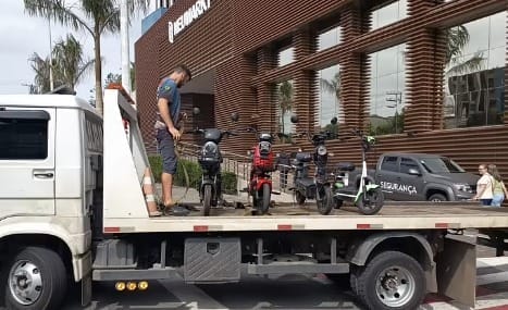 Guarda Municipal recolhe nove scooters e patinetes estacionados em calçadas de Blumenau