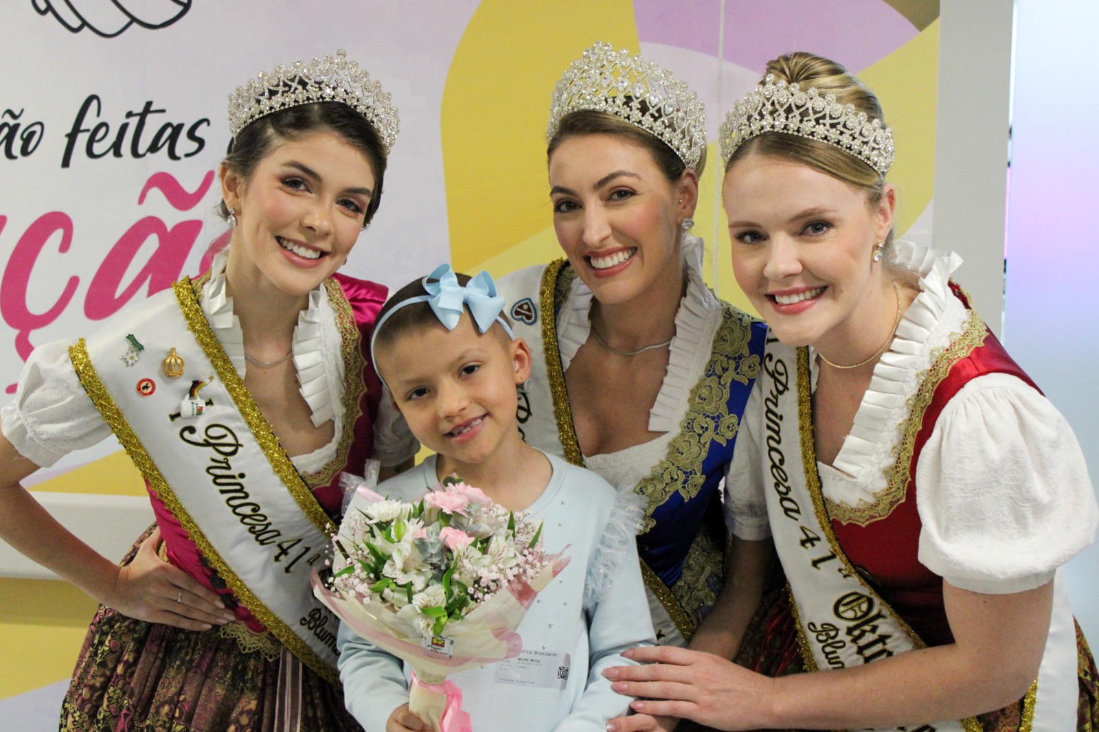 Helena, de 7 anos, celebra fim do tratamento oncológico ao lado da Realeza da Oktoberfest