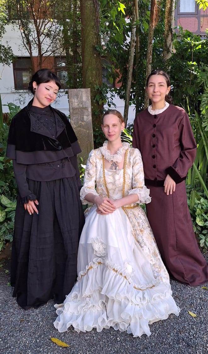 Museu de Hábitos e Costumes leva moda de época para desfile em evento no Parque Vila Germânica