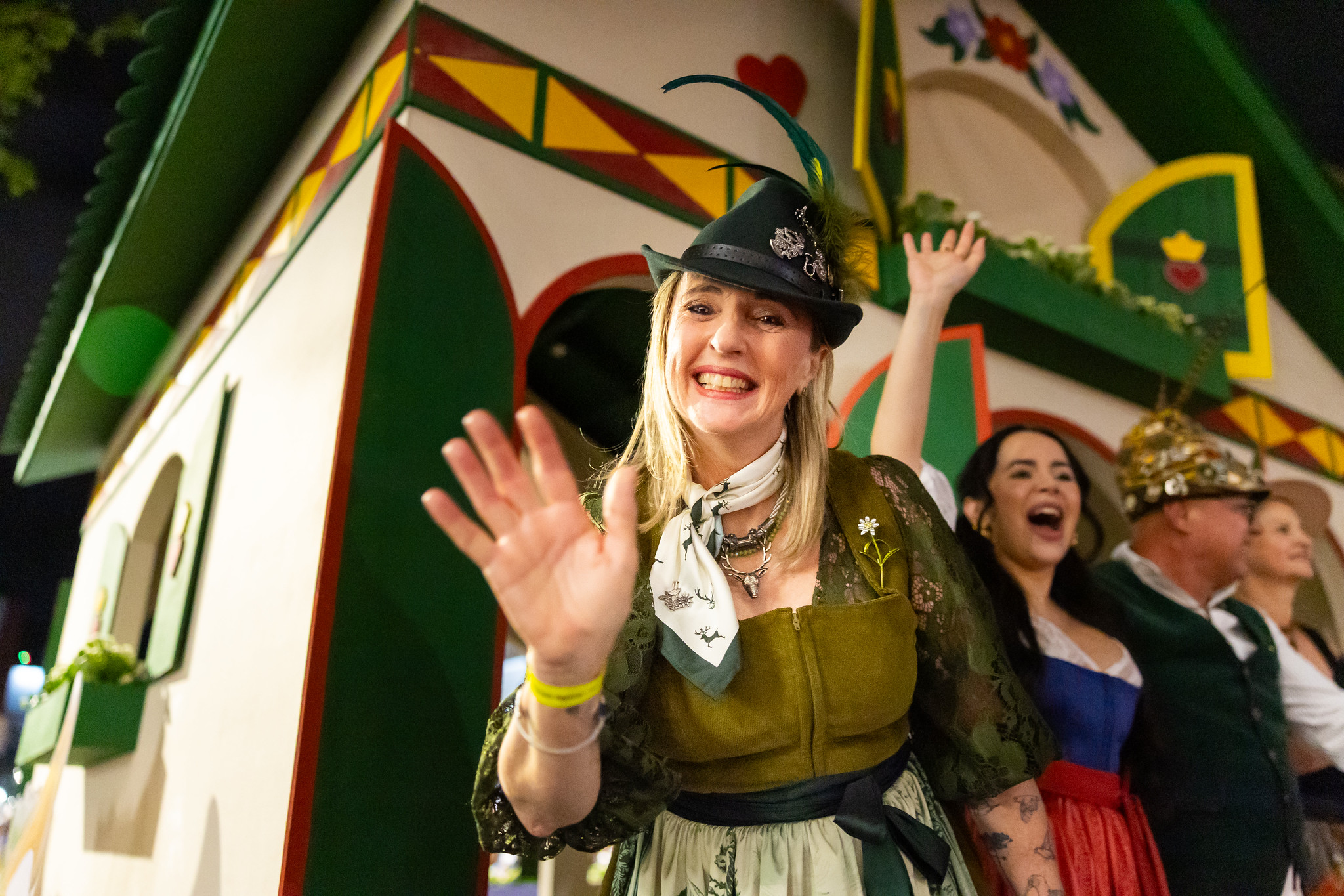 Primeiro desfile da Oktoberfest reúne grande público na Rua 15 de Novembro