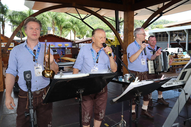 Bandas locais mantêm viva a tradição musical e conquistam novos públicos na Oktoberfest Blumenau