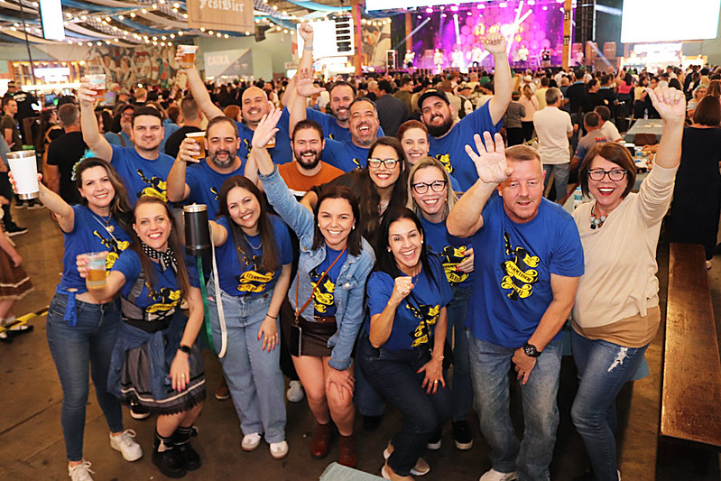 Tradição e amizade marcam encontro de grupos de Stammtisch na 41ª Oktoberfest