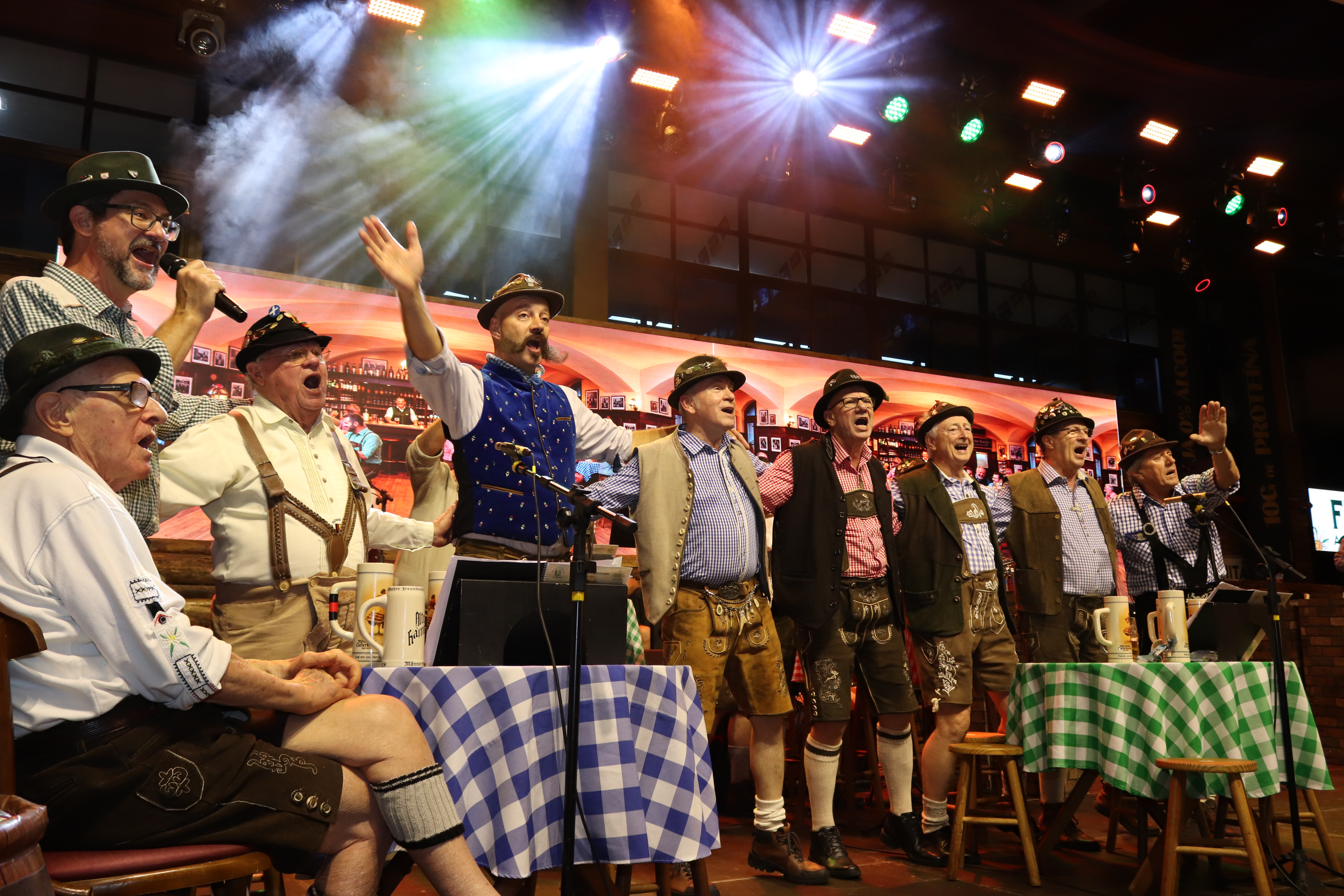 Velhos Camaradas levam tradição e confraternização à Oktoberfest Blumenau