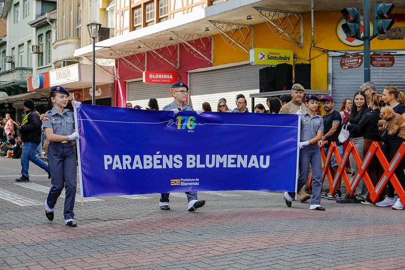 Blumenau comemora 176 anos com grande desfile na Rua 15 de Novembro