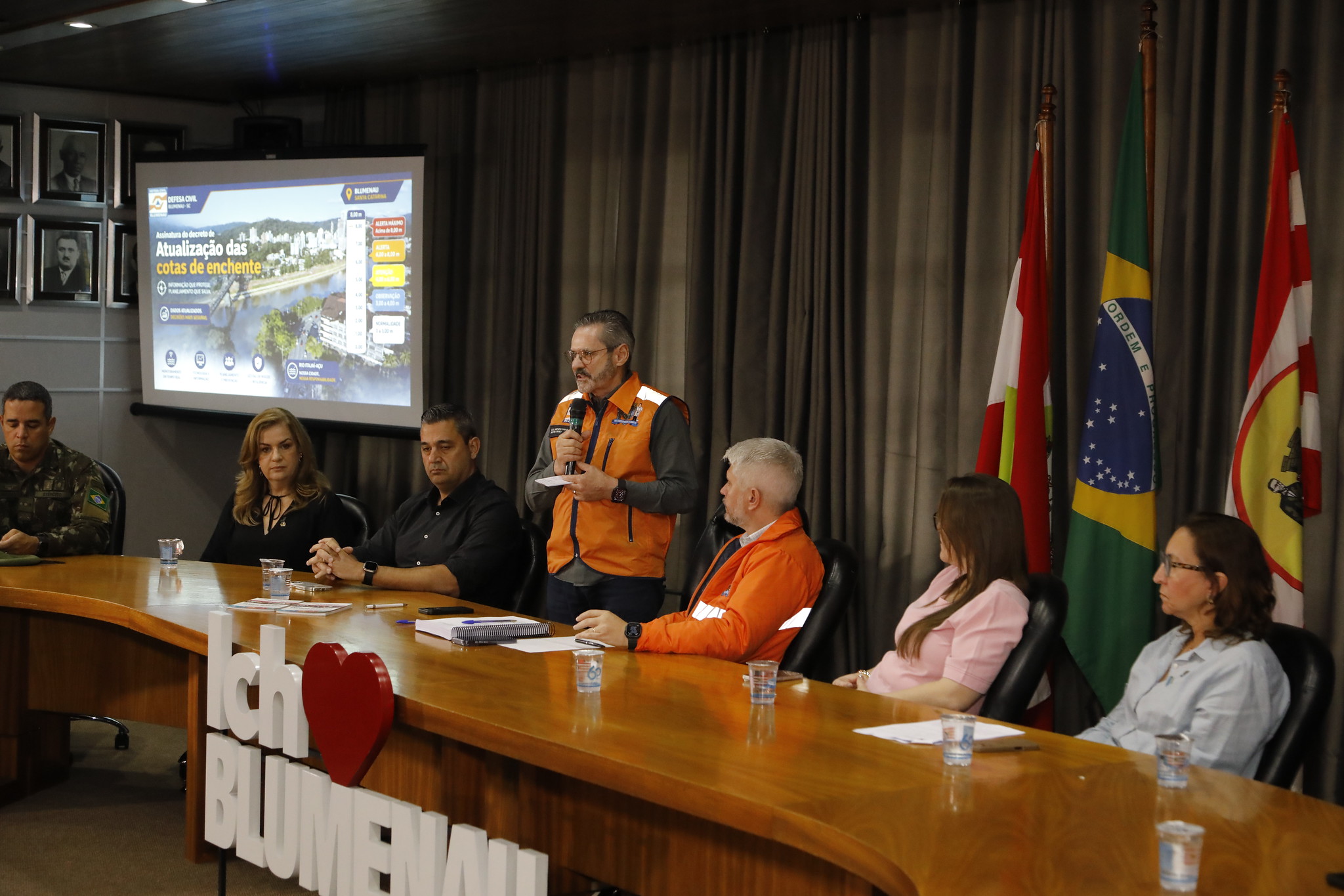 Blumenau atualiza cotas de enchente e lança guias de prevenção