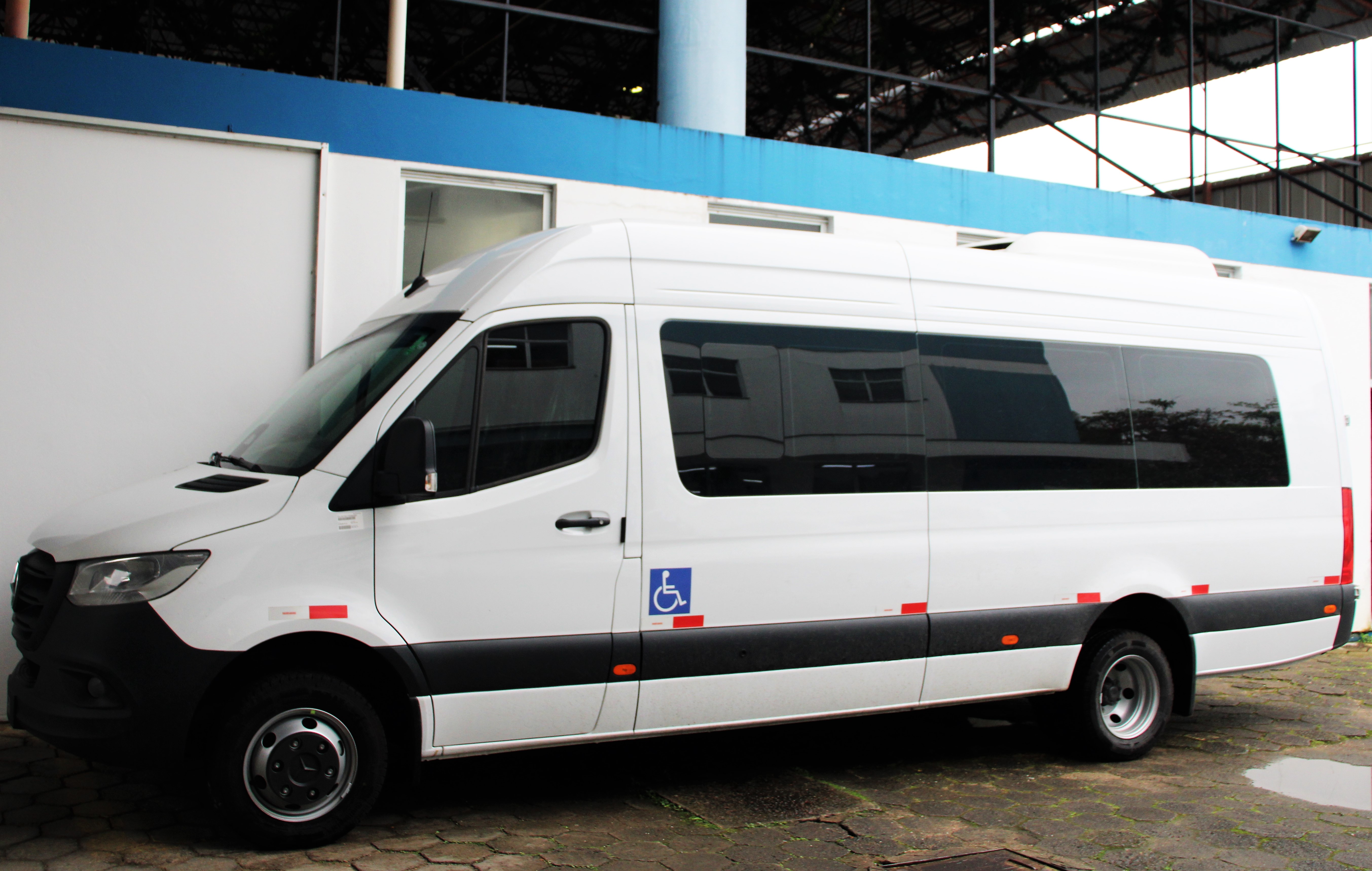 Pró-Família recebe micro-ônibus adaptado para ampliar transporte de idosos