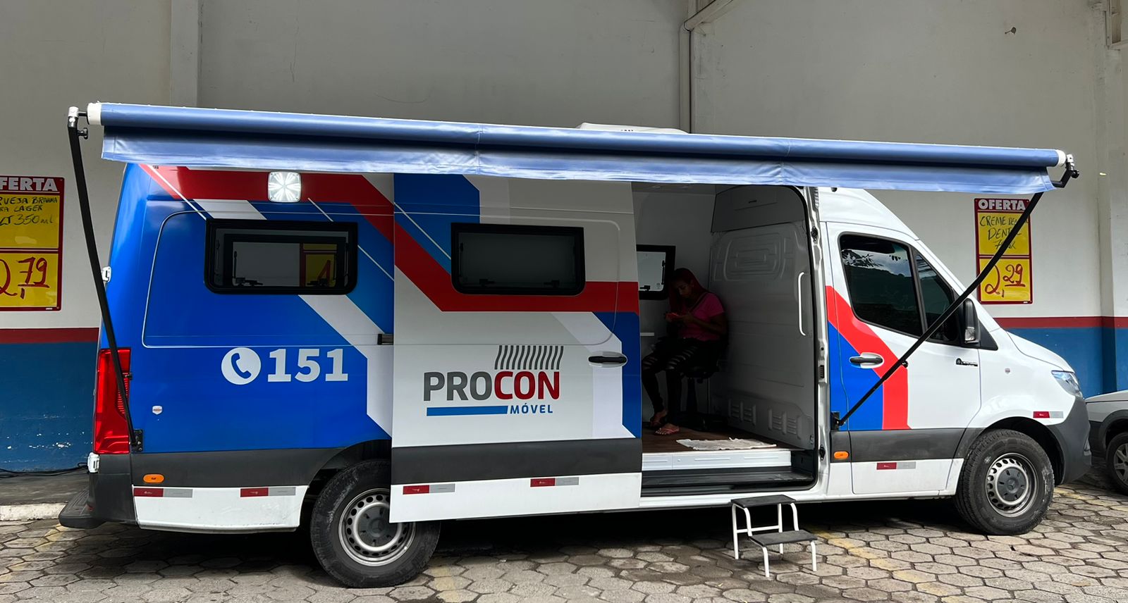 Procon Móvel atende comunidade da Itoupava Central na Rede Top Supermercados
