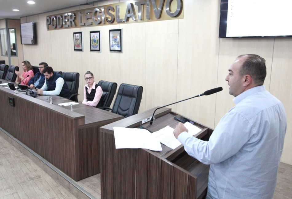 Secretário de Serviços urbanos apresenta balanço de ações na Câmara de Vereadores