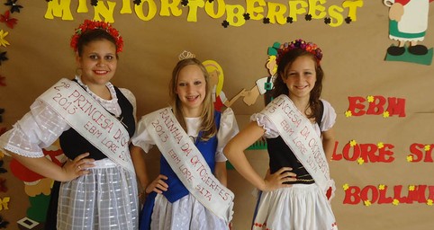 EBM Lore Sita Bollmann elege rainha da 8ª Minioktoberfest
