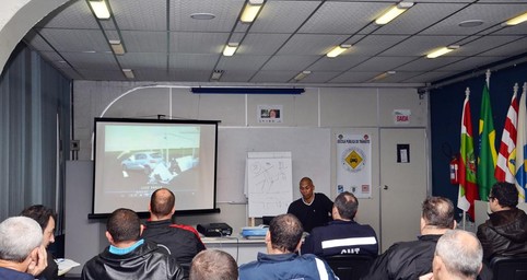Agentes de trânsito passam por curso de requalificação