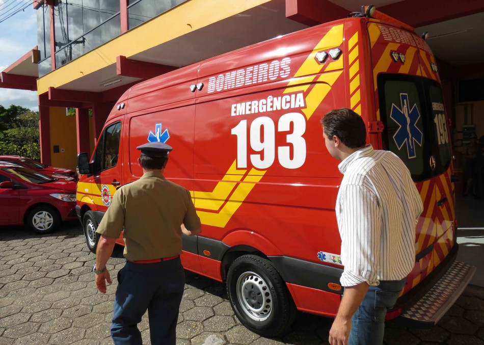 Corpo de Bombeiros recebe quatro novas viaturas da Prefeitura