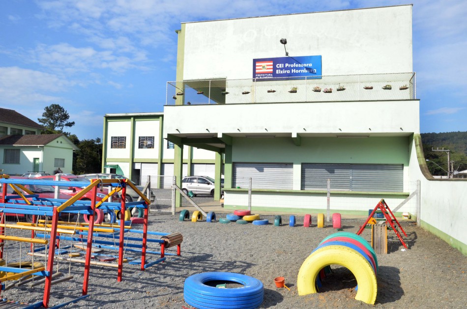 CEI Professora Elzira Hornburg promove bazar