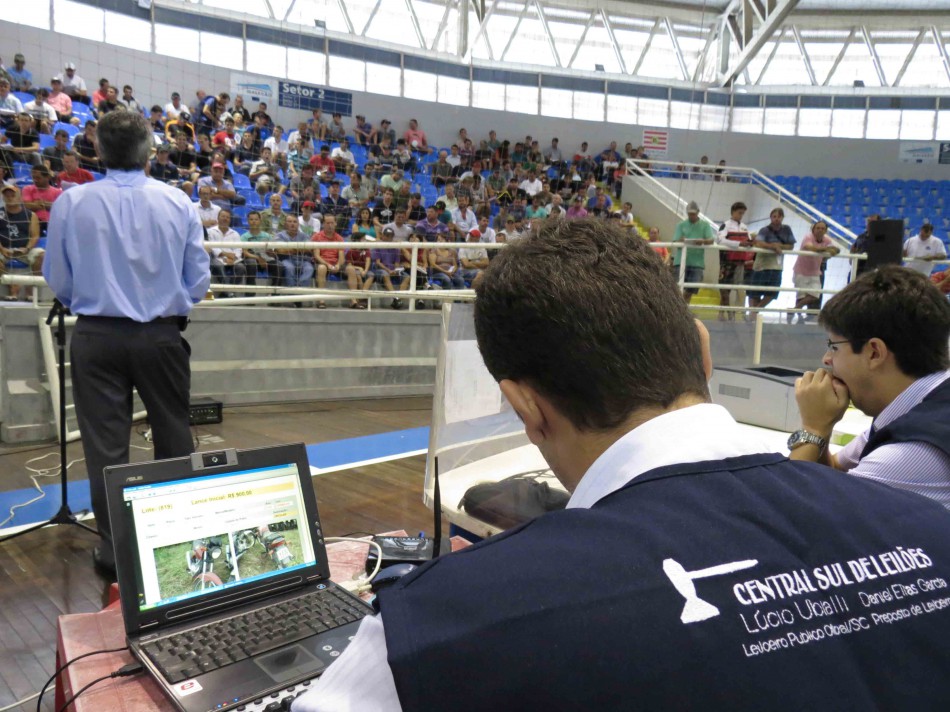 Leilão de veículos e sucatas é realizado nesta terça-feira  no Galegão
