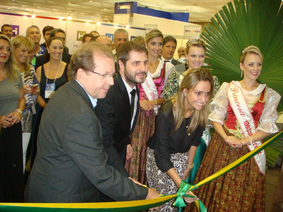 Realeza da 31ª Oktoberfest participa da abertura da 28º Encatho