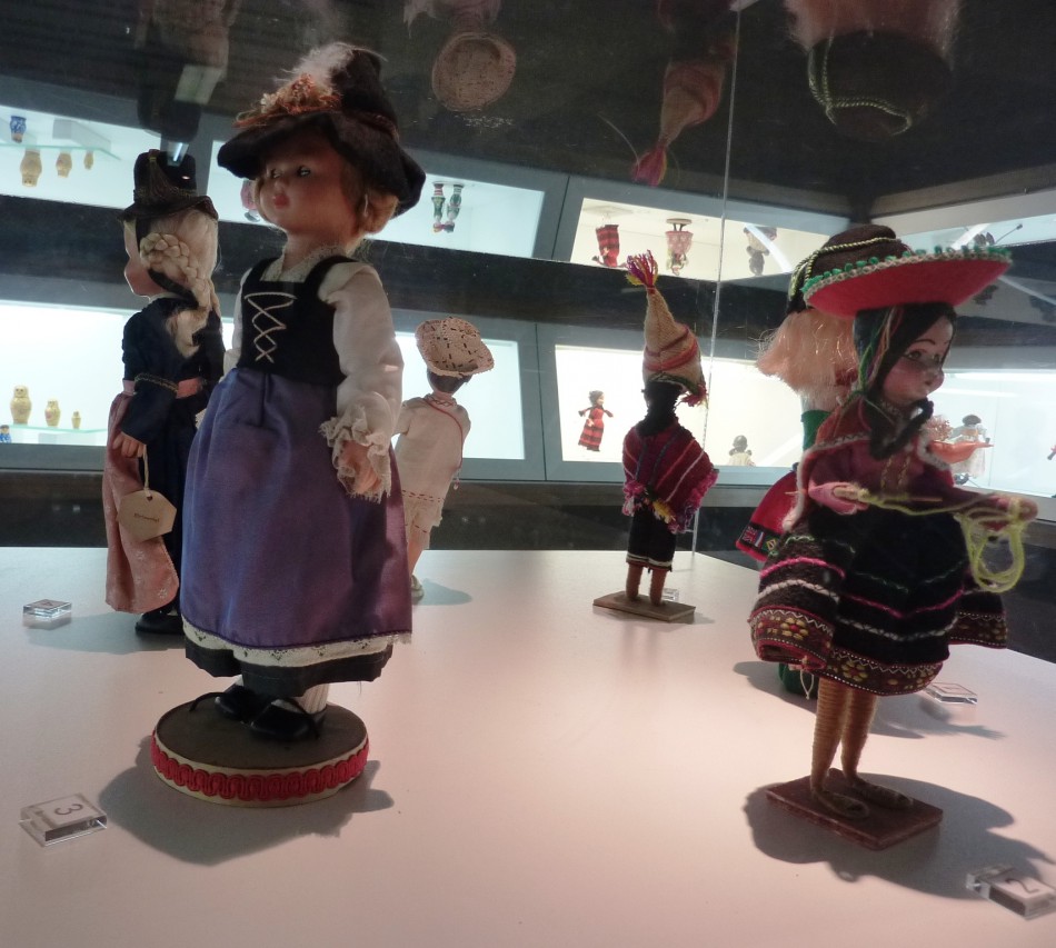 Museu prorroga exposição de bonecas até o final de abril