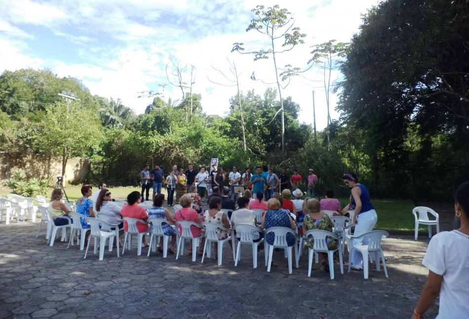 Concerto educativo atrai a atenção de idosos