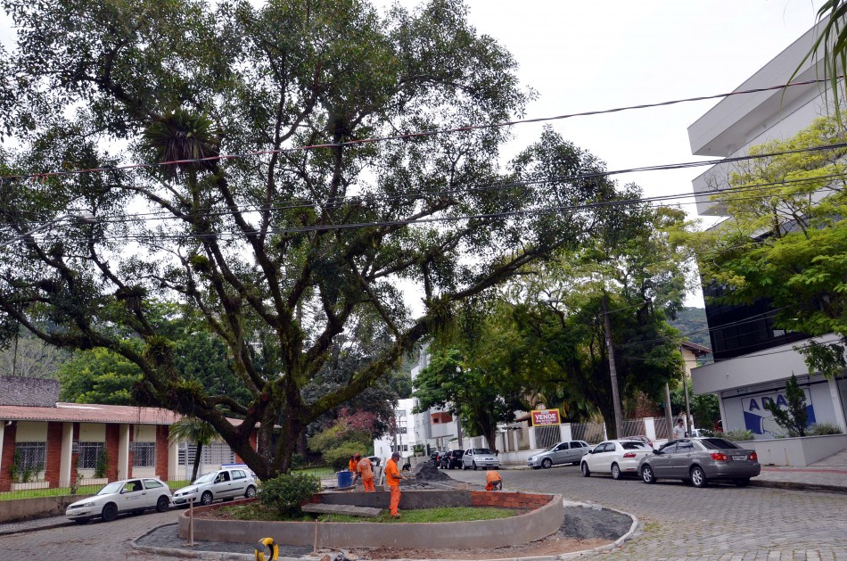 Prefeitura faz reforma geral na praça da rua Cuba