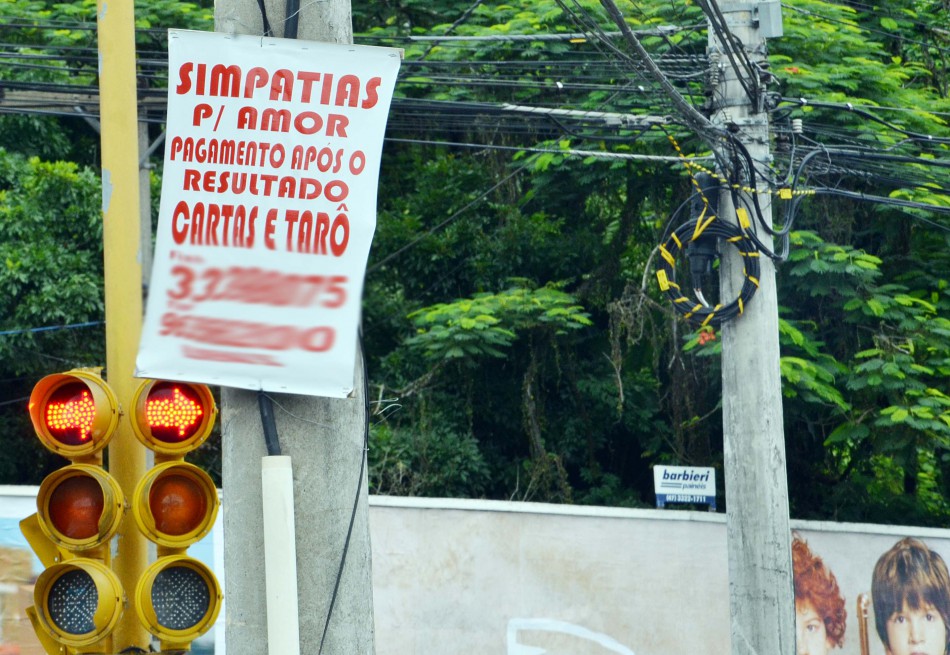 Prefeitura retira cartazes publicitários e emite notificações 