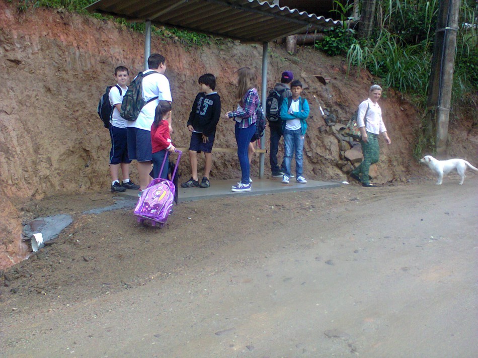 Prefeitura contempla moradores do Progresso com novo ponto de ônibus