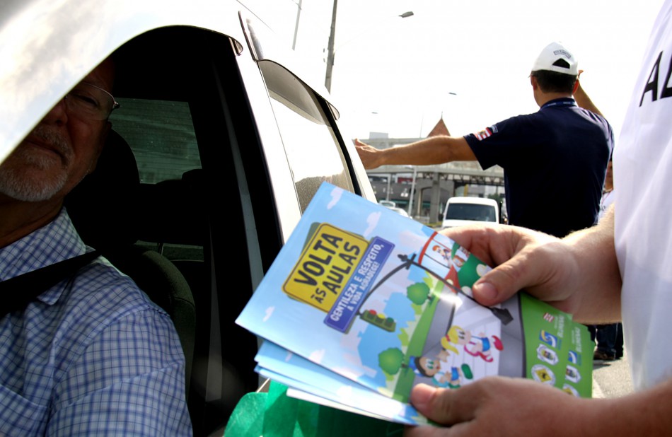 EPTrans realiza blitz educativa com foco na volta às aulas