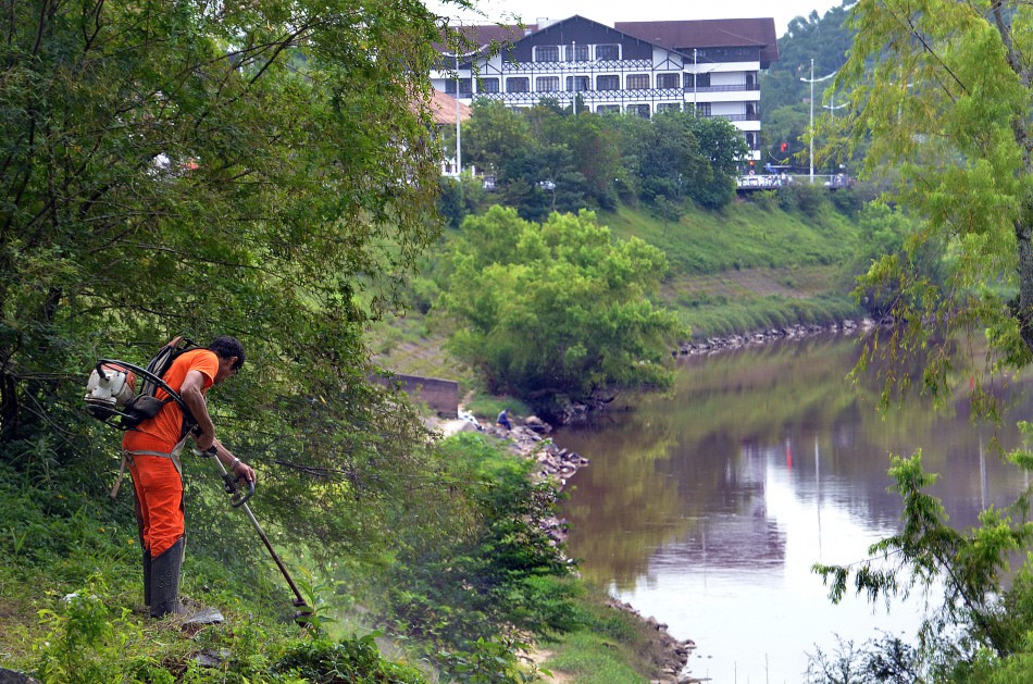 Talude da Avenida Beira-Rio recebe serviço de roçada