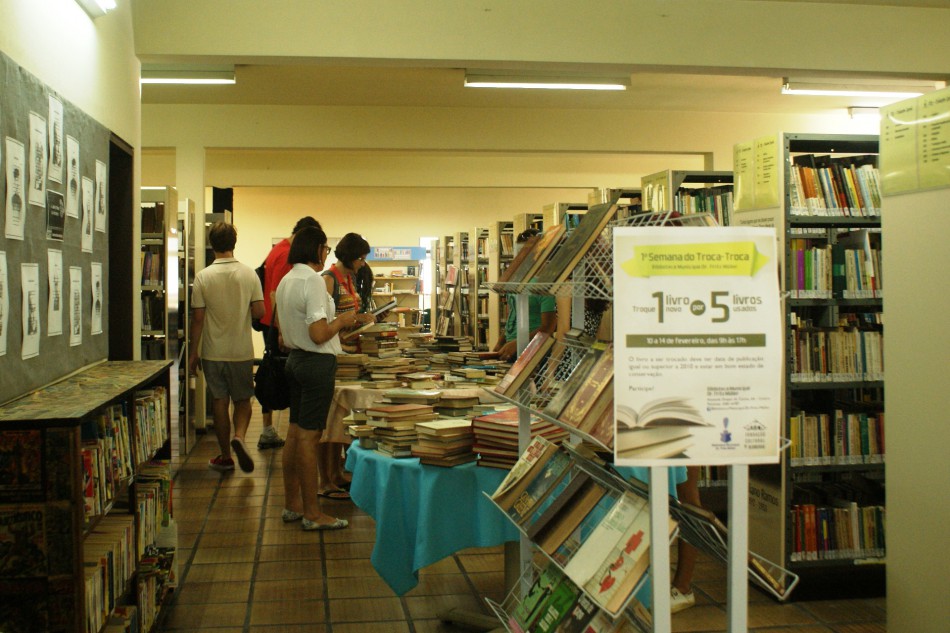 Biblioteca pública faz troca-troca de livros até sexta