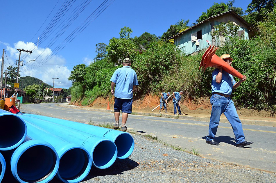 Obras de implantação da rede adutora avançam na Franz Muller