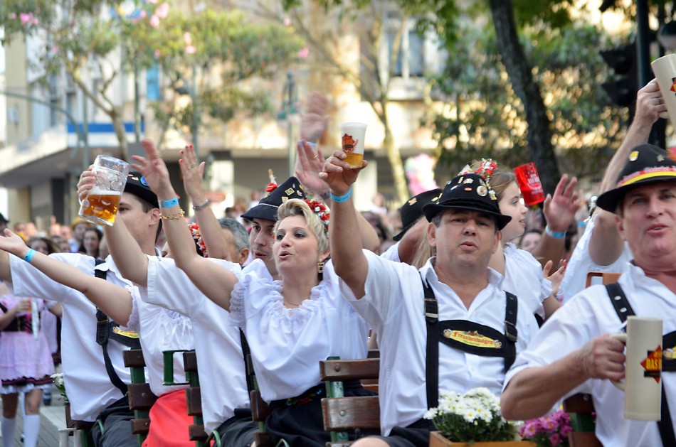 Propostas de novos grupos para os desfiles da Oktoberfest já sob análise