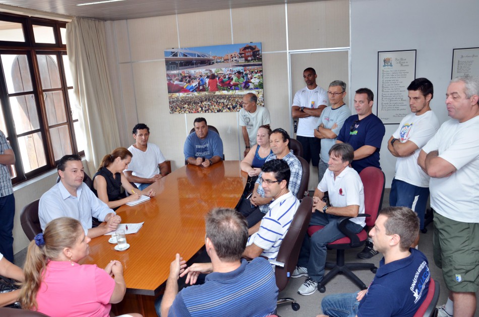 Prefeito se reúne com técnicos e discute planos para futuro do esporte
