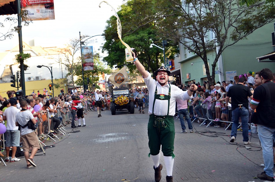Pesquisa sobre desfiles da 30ª Oktoberfest aponta aprovação do público
