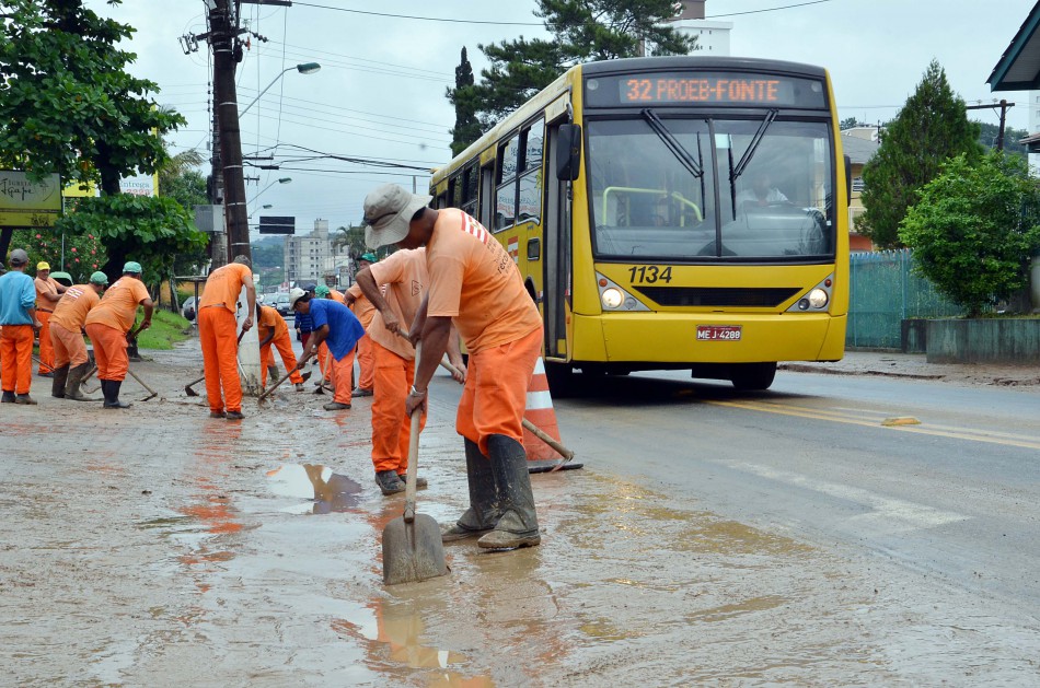 Prefeitura intensifica trabalhos de limpeza na cidade