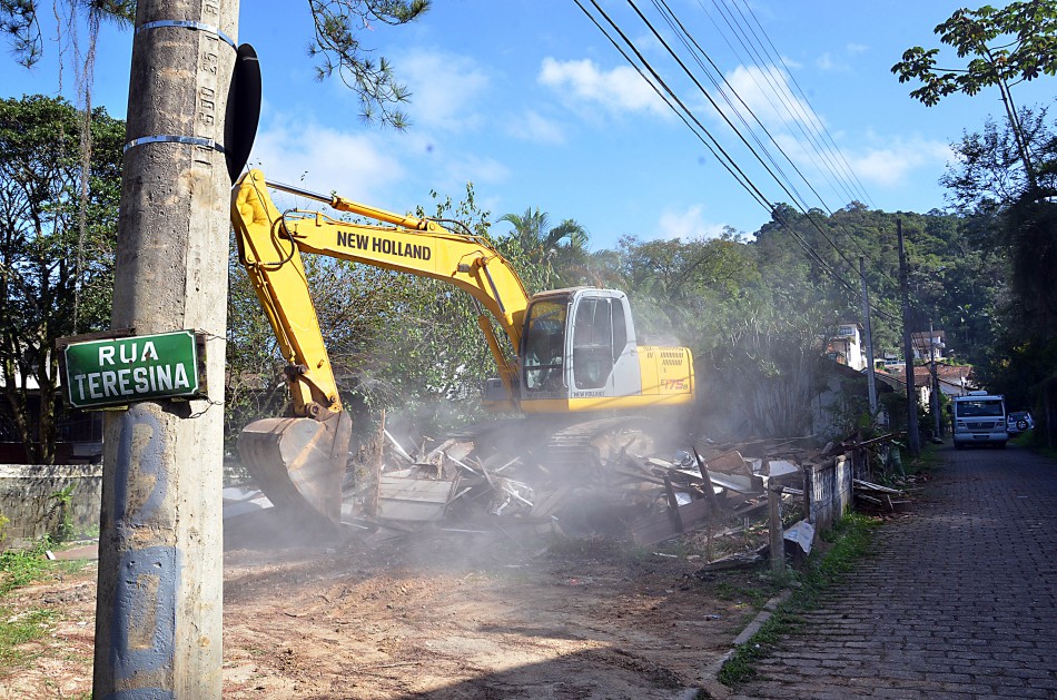 Defesa Civil remove quatro casas que colocavam em risco a população