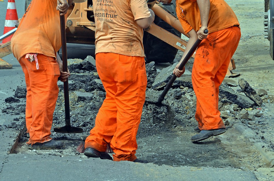 Prefeitura faz operação tapa-buraco na rua Franz Volles