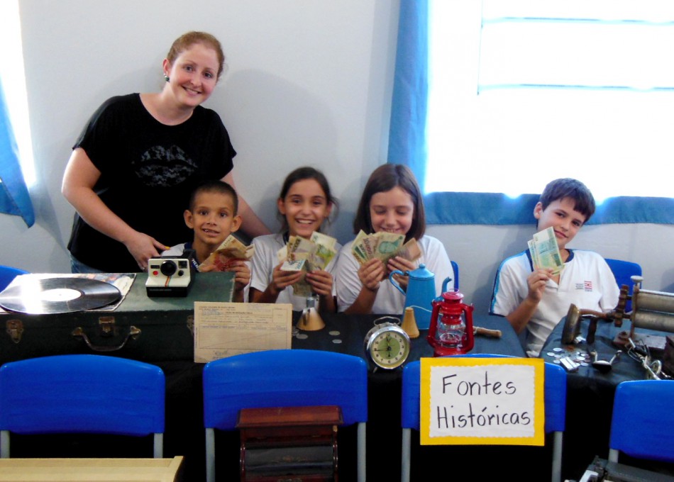Alunos apresentam exposição resgatando história de objetos antigos