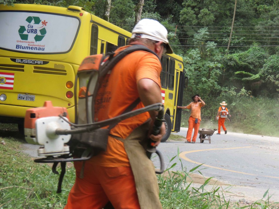 Serviço de roçada é realizado na rua Da Glória e transversais