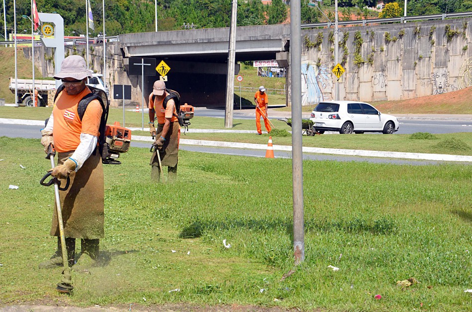 Serviço de roçada é realizado em diversos pontos da cidade