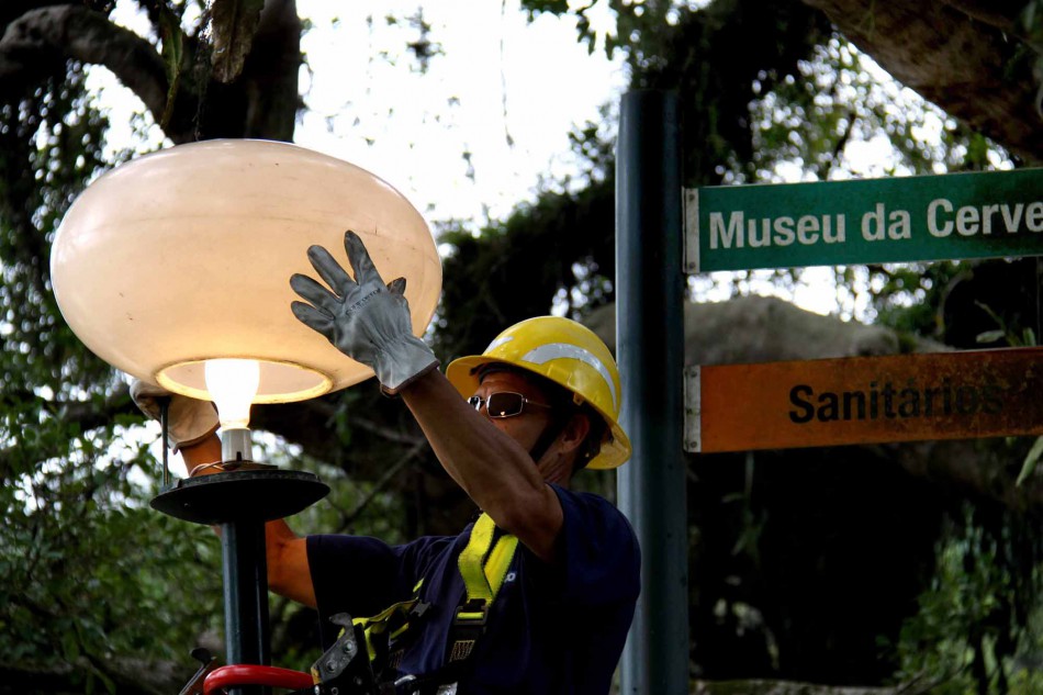 Biergarten passa por manutenção na iluminação após ser alvo de vândalos