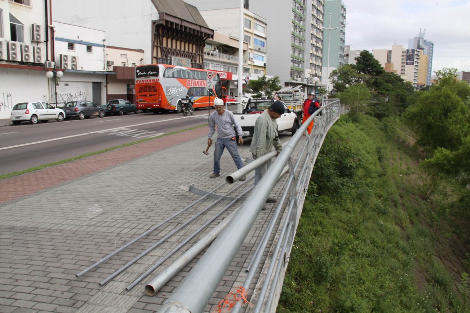 Prefeitura instala novo guarda-corpo na Avenida Beira-Rio