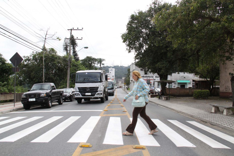 Faixas de pedestres da rua Itajaí recebem nova pintura