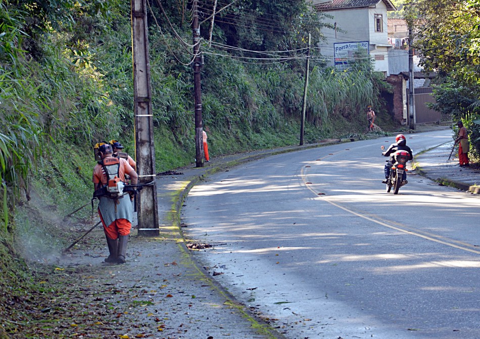 Prefeitura atua em diversas regiões da cidade com o serviço de roçada