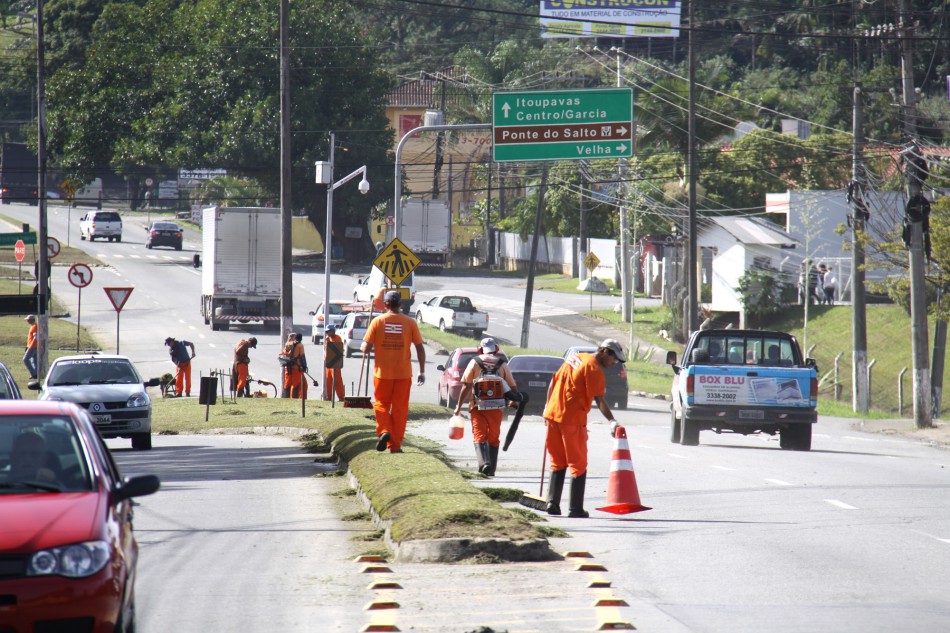 Prefeitura intensifica serviços urbanos por toda a cidade